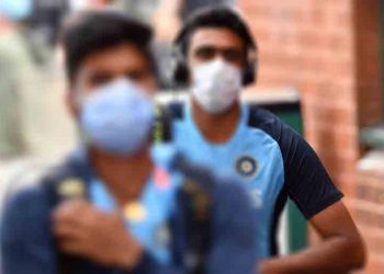India's Ravi Ashwin (R) arrives for a training session at the Sydney Cricket Ground (SCG) on January 6, 2021, ahead of the third cricket Test match against Australia. (Photo by Saeed KHAN / AFP) / --IMAGE RESTRICTED TO EDITORIAL USE - NO COMMERCIAL USE--