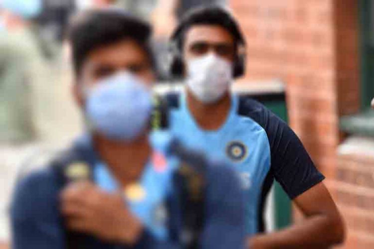 India's Ravi Ashwin (R) arrives for a training session at the Sydney Cricket Ground (SCG) on January 6, 2021, ahead of the third cricket Test match against Australia. (Photo by Saeed KHAN / AFP) / --IMAGE RESTRICTED TO EDITORIAL USE - NO COMMERCIAL USE--