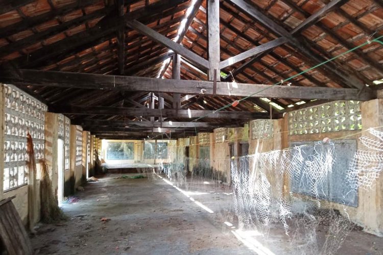 අලුත්වැඩියා කිරීමට ඉල්ලා සිටින පාසල් ගොඩනැගිල්ල...