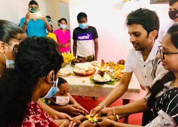 නිවසේ යතුරු භාර දුන් අවස්ථාව