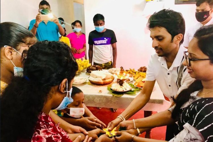 නිවසේ යතුරු භාර දුන් අවස්ථාව