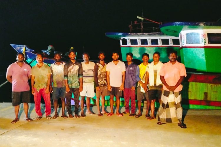 අත්අඩංගුවට ගත් ආක්‍රමණික ඉන්දීය ධීවරයන්...