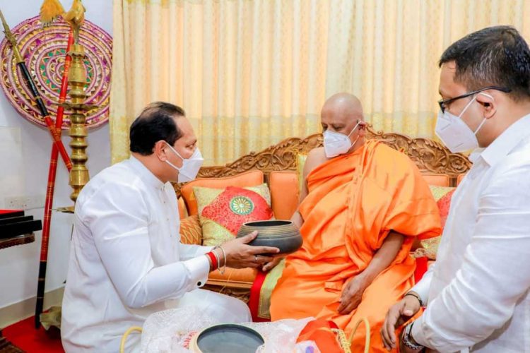 අස්ගිරි මහා නා හිමියන්ට දේශීයව නිශ්පාදිත අටපිරිකට පිළිගන්වමින්...