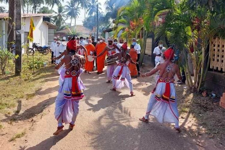 උඩරට නැටුම් සහිතව සර්ව ආගමික නායකයන් කැඳවාගෙන ගිය අයුරු...