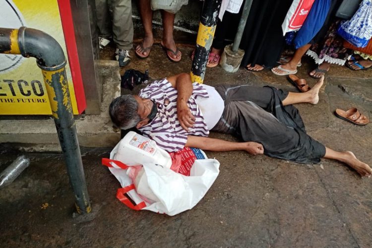 භූමිතෙල් පෝලිමේ සිටිය දී ඇද වැටී මියගොස් සිටි ජ්‍යෙෂ්ඨ පුරවැසි හනීෆා මොහොමඩ් ඉල්ලියාස්.. ඔහු වසර 30ක රාජ්‍ය සේවයක් සැපිරූ අයෙක්...