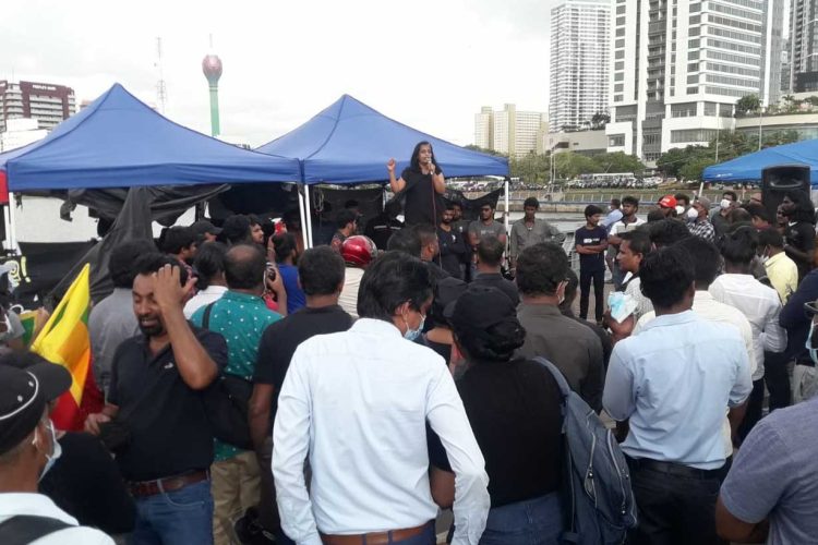 මහාචා්ය මාලිකා වික්‍රමසිංහ අරගල බිම දි තරුණයින් අමතමින්...