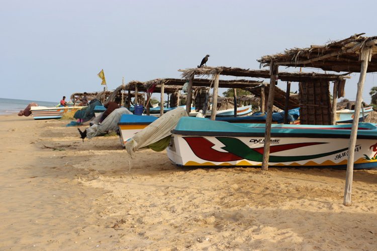 භූමිතලේ නොමැති වීම නිසා වැල්ලේ තිනවුණු ධීවර බෝට්ටු...