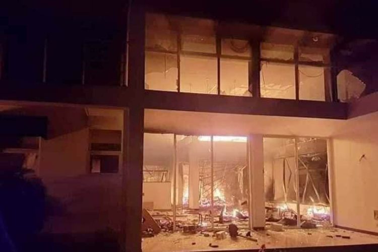ඤාණ මෑණියන්ගේ නිවස ගිනි ගන්නා අයුරු...