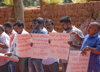 දෙමළ ජාතික සංධානයේ මන්ත්‍රීවරුන් මෙහෙයවීමෙන් කුරුඳුමලේ දාගැබ සංරක්ෂණයට එරෙහිව දියත් වූ  විරෝධතා..
