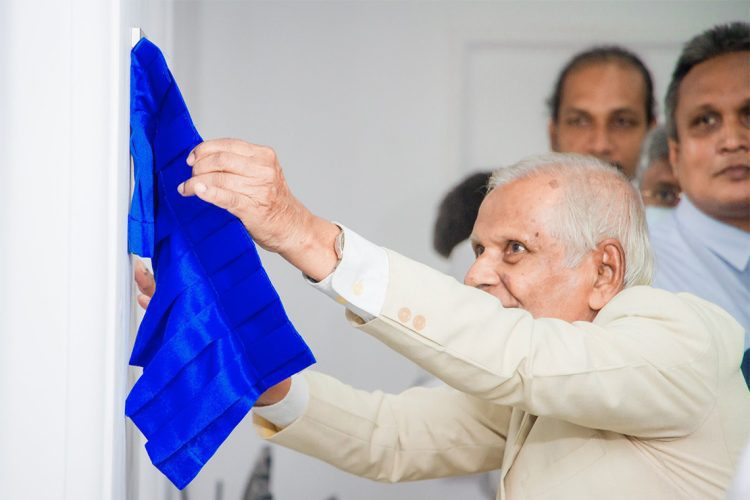 හිටපු විදුහල්පති බී.සූරියආරච්චි තොරතුරු තාක්ෂණ විද්‍යාගාරය විවෘත කළ අයුරු..