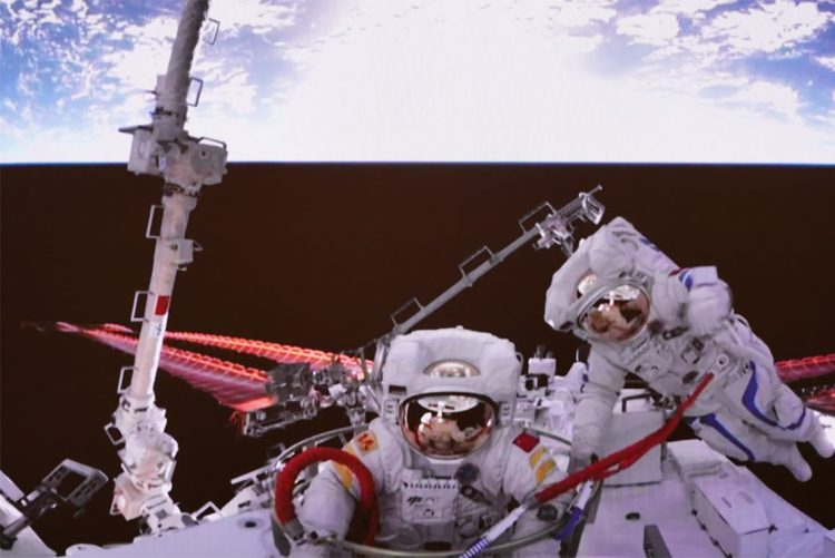 චීනයේ Shenzhou-14 ගගනගාමී Liu Yang  ( දකුණේ )  බාහිර ක්‍රියාකාරකම් අවසන් කර Wentian අභ්‍යවකාශ මධ්‍යස්ථාන රසායනාගාර මොඩියුලය වෙත ආපසු පැමිණෙන ආකාරය