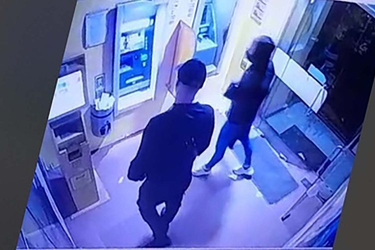 විදේශිකයින් දෙදෙනා  ඒටීඑම් යන්ත්‍රය බිඳින ආකාරය...
