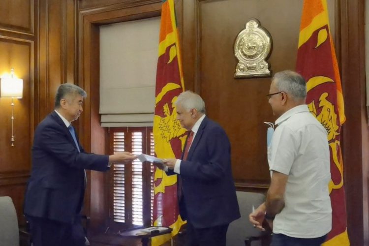චීන ජනපතිගේ ලියුම චීන රජයේ නියෝජ්‍ය අමාත්‍යවරයකු වන චෙන් ෂොහු විසින් ජනාධිපතිවරයාට භාර දෙන අයුරු...