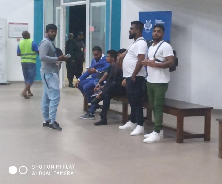 මෙම ඡායාරූපයේ ලා නිල් පැහැ කලිසමකින් සැරසී සිටින්නේ සළිඳුය.