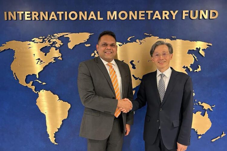 ජාත්‍යන්තර මූල්‍ය අරමුදලේ නියෝජ්‍ය කළමණාකරන අධ්‍යක්ෂ  කෙන්ජි ඔකුමුරා  සමඟ.