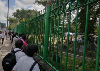 දිනේස් ෂාෆ්ටර් දේහය ගොඩ ගැනීමේ කටයතු ආවරණයට ගිය මාධ්‍යවේදීන්  පිටත රැඳී සිටින අයුරු