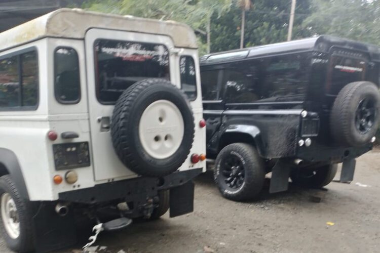 කොල්ල කන ලද ඩිෆෙන්ඩර් රථ..