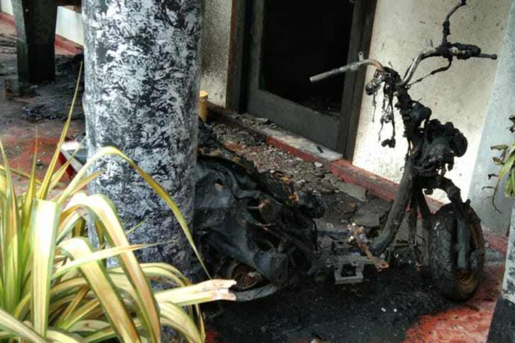 ගිනිබත් කළ නිවස...