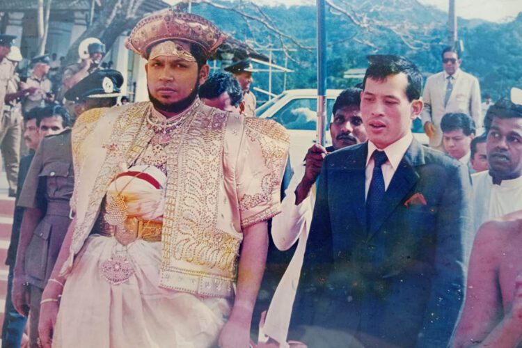 දැන් සිටින මහා වජිරලොංකෝර්න් මහ රජු රජ  වීමට පෙර 1993 ජනවාරි 21 දළදා මාලිගාවට පැමිණි අවස්ථාව...