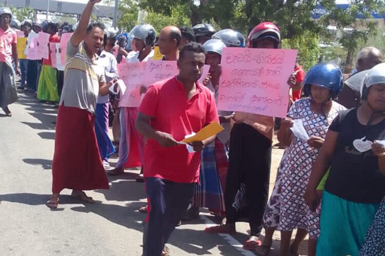 ගොවි නායකයන්ට අමානුෂික පහර දුන් මැරයන් සම්බන්ධව නීතිය ක්‍රියාත්මක නොකරන හම්බන්තොට වරාය පොලිිසය ඉදිරිපිට අද (21) දහවල් පැවති විරෝධතාවය...