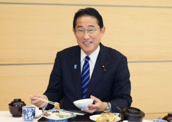 Japan's PM Eats Fukushima Fish Amid Wastewater Controversy