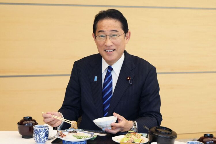 Japan's PM Eats Fukushima Fish Amid Wastewater Controversy