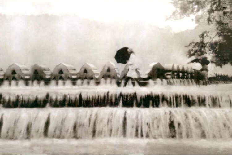 1828 දී වැටුණු දළදා වතුරට සමාන වතුරක් සහිතව  ඊට අවුරුදු 119කට පසු  1947 දී ඇදහැලුව වැස්සෙන් නුවර වැව උතුරා පිටාර ගැලූ අයුරු...
