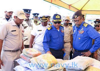 දෙවුන්දර ධීවර වරායේදී  නාවික හමුදාධිපති වයිස් අද්මිරාල් ප්‍රියන්ත පෙරේරා විසින් නිරීක්‍ෂණය කළ අයුරු...