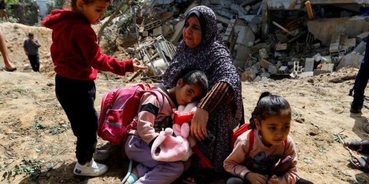 Gaza's Pregnant Women Endure Water Shortages Amid Deepening Humanitarian Crisis