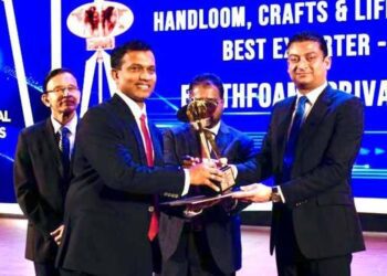Earthfoam Managing Director Januka Karunasena receiving the award