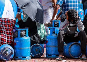Economic Crisis in Sri Lanka People queue to buy liquefied petroleum gas cylinders in Colombo. Sri Lanka Copyright: AmithaxThennakoon
