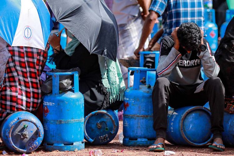 Economic Crisis in Sri Lanka People queue to buy liquefied petroleum gas cylinders in Colombo. Sri Lanka Copyright: AmithaxThennakoon