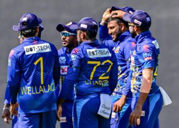 අවිශ්ක සිය විශිෂ්ට පන්දු රැකීමෙන් පසු...