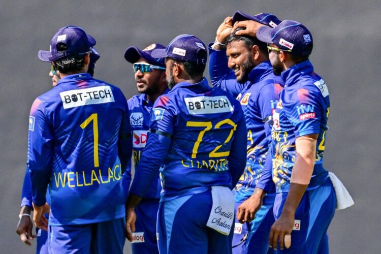 අවිශ්ක සිය විශිෂ්ට පන්දු රැකීමෙන් පසු...
