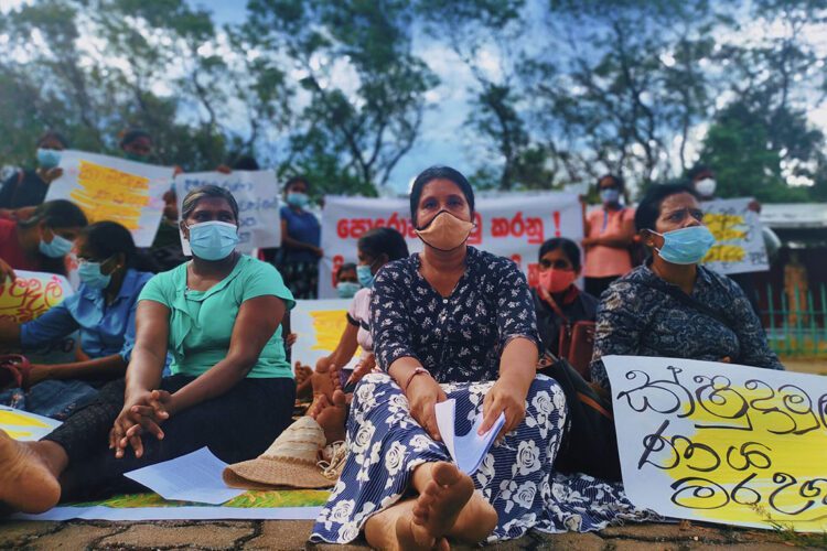 "ක්ෂුද්‍ර මූල්‍ය ණය නිසා වින්දිත කාන්තාවන්ගේ එකතුව" ශ්‍රී  හිඟුරක්ගොඩ පැවැත්වූ අවිහිංසාවාදී විරෝධතාවයක්... ඡායාරූපය - ඉෂාර ධනසේකර.