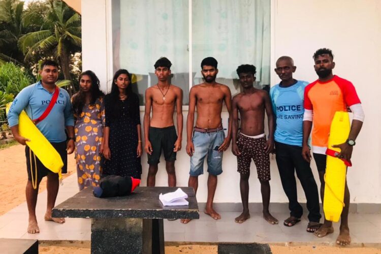 ජීවිතය බේරාගත් පිරිස ජීවිත ආරක්ෂකයින් සමග...
