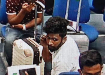 පියුමා රටින් පනින්න ගුවන් යානයට නැගීම සඳහා පෝලිමේ ඉන්න හැටි...