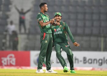 පළමු තරගයේ 2වැනි පන්දුවෙන් අවිශ්ක දැවී ගිය විට අදාලම නැති ටයිම් අවුට් අභිනය පෙන්වා නා ගැනීම අරඹූ  ෂොරිෆුල් ඉස්ලාම්...