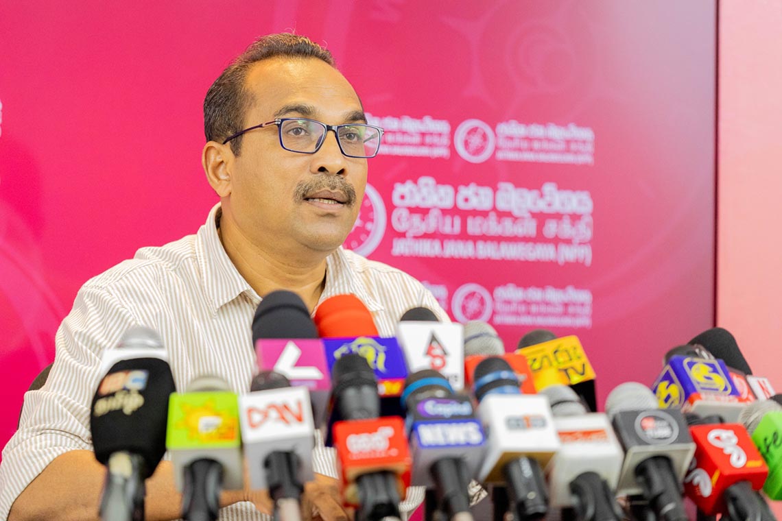 තමන් විසින් කළ අපරාධ ජනතාව මත පටවන්නේ