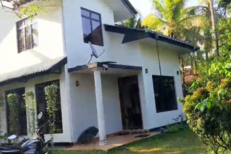 සැකකරු අත් අඩංගුවට පත්වනවිට සිටි ගම්පහ ඉදිගොල්ලේ  නිවස...