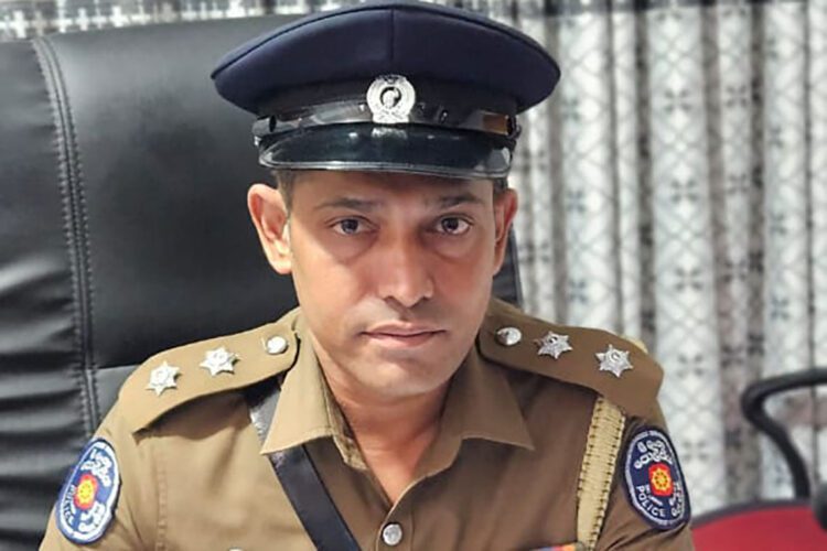 පොලිස් පරීක්ෂක ධම්මික ද සිල්වා...
