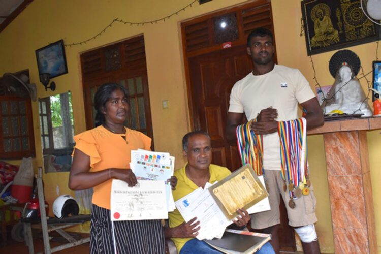 දේව චමින්ද ප්‍රසාද් සිය පුතෙක් සහ බිරිය සමග....