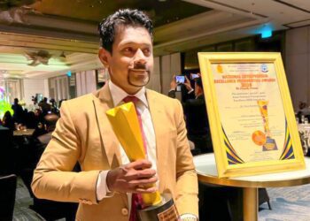 Founder of SDTI Campus Dr. Shantha Bandara with the award