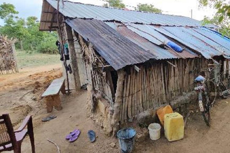 අසරණ කාන්තාව ජීවත්වන නිවස...