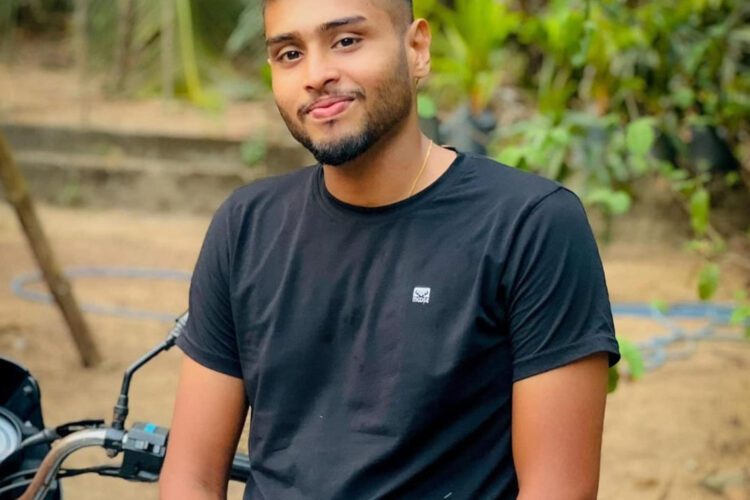 ජීවිතය සමග පොරබදමින් සිටින  තිහාරිය කළගෙඩිහේනේ පදිංචි 22 හැවිරිදි ශානුක රවිඳු