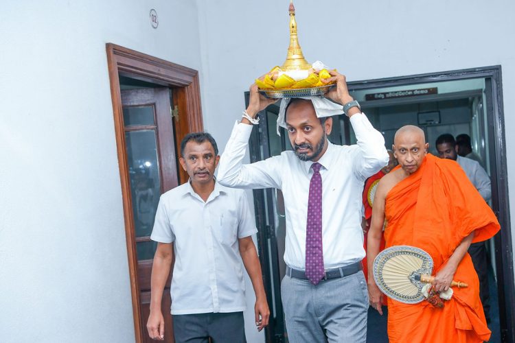 ජනාධිපති මාධ්‍ය අංශයේ අධ්‍යක්ෂ ජනරාල් ධනුෂ්ක රාමනායක  සධාතුක කරඬුව පෙරටු කරගෙන මහා සංඝයා වහන්සේ වැඩමවූ අවස්ථාව...