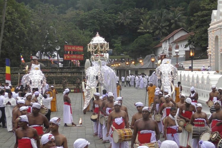 පළමු කුඹල් පෙරහර...