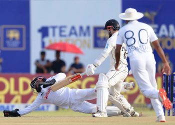 වැටෙන කඩුළුත් බිඳ වැටුනේ පන්දු යවන්නන්ගේ පීඩනය  නිසා නොවේ... විශිෂට පන්දු රකින්නන් නිසාය...
