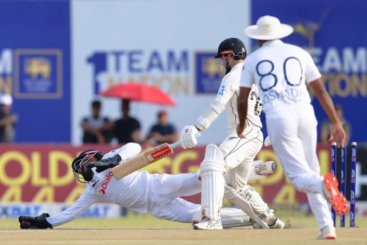 වැටෙන කඩුළුත් බිඳ වැටුනේ පන්දු යවන්නන්ගේ පීඩනය  නිසා නොවේ... විශිෂට පන්දු රකින්නන් නිසාය...