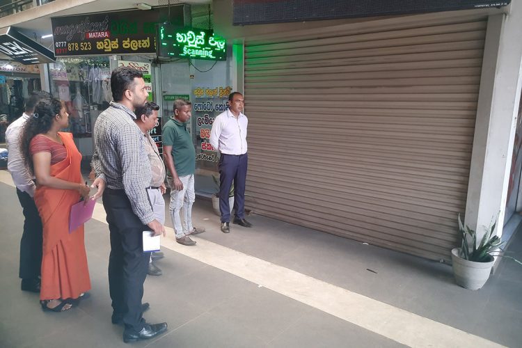 පොලිසිය නැති නිසා හිස් අතින් යන්නට සිද්ධ වුන පාරාභෝගික නිලධාරීන්...